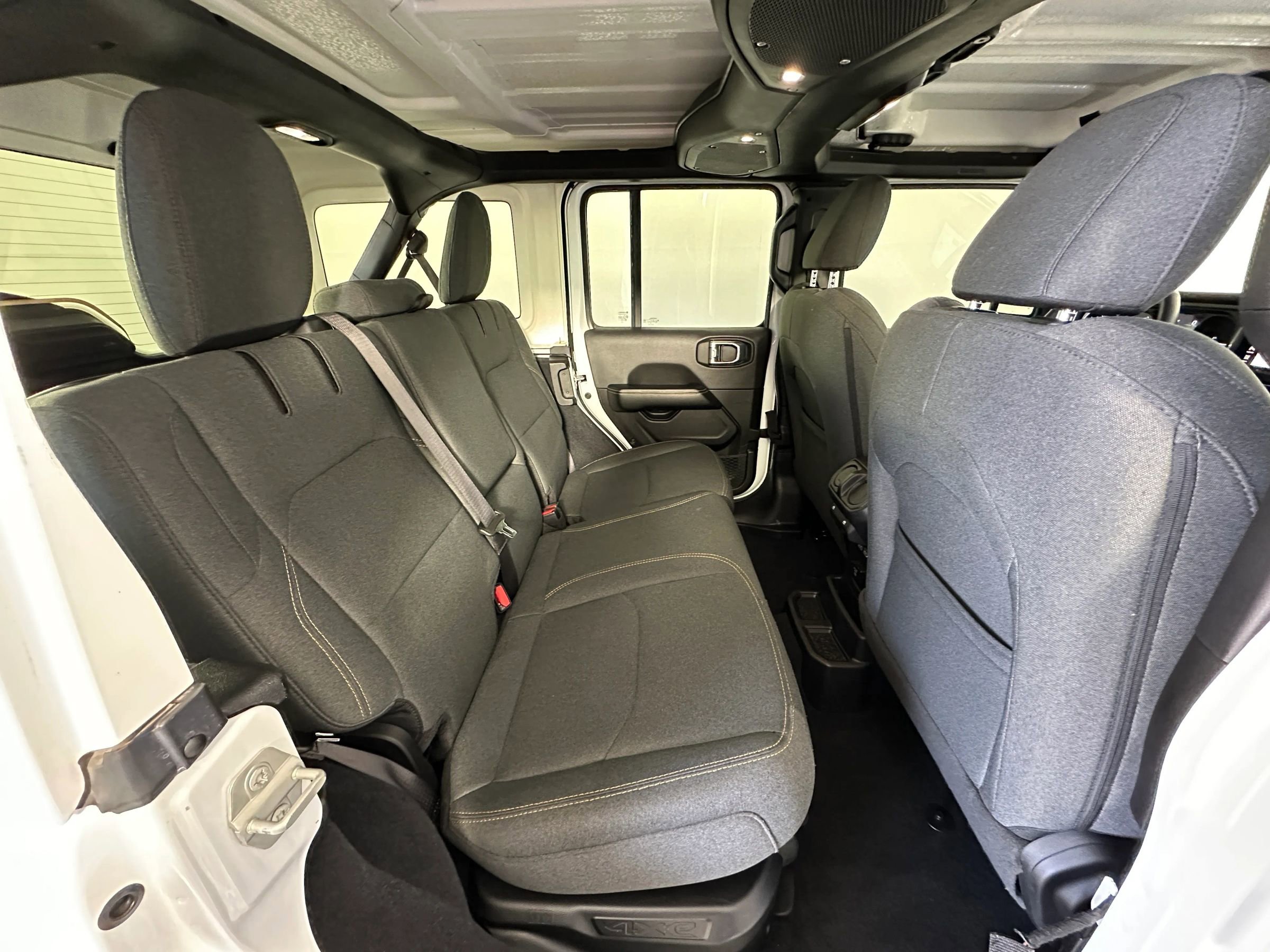 Used 2024 Jeep Wrangler Unlimited Sahara image 27