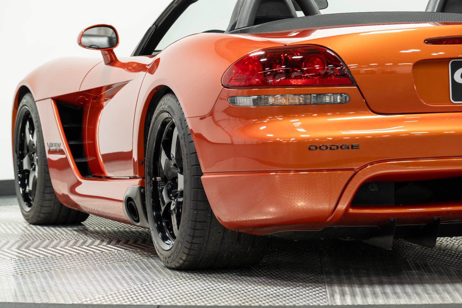 Used 2005 Dodge Viper SRT-10 w/ Copperhead Edition Group RWD image 24