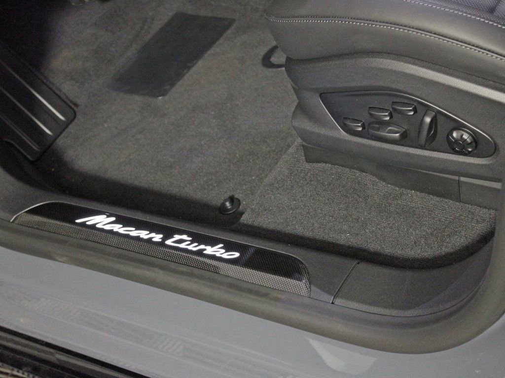 Certified 2025 Porsche Macan Turbo Electric AWD/4WD image 17