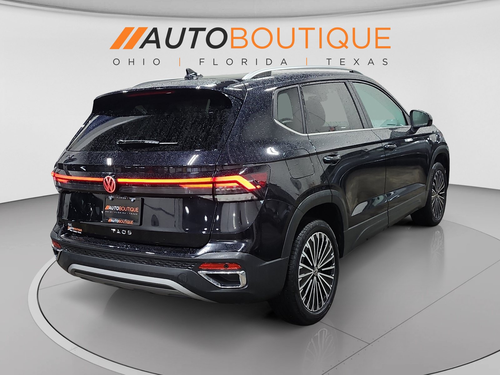 Used 2025 Volkswagen Taos SE w/ Panoramic Sunroof Package FWD image 5