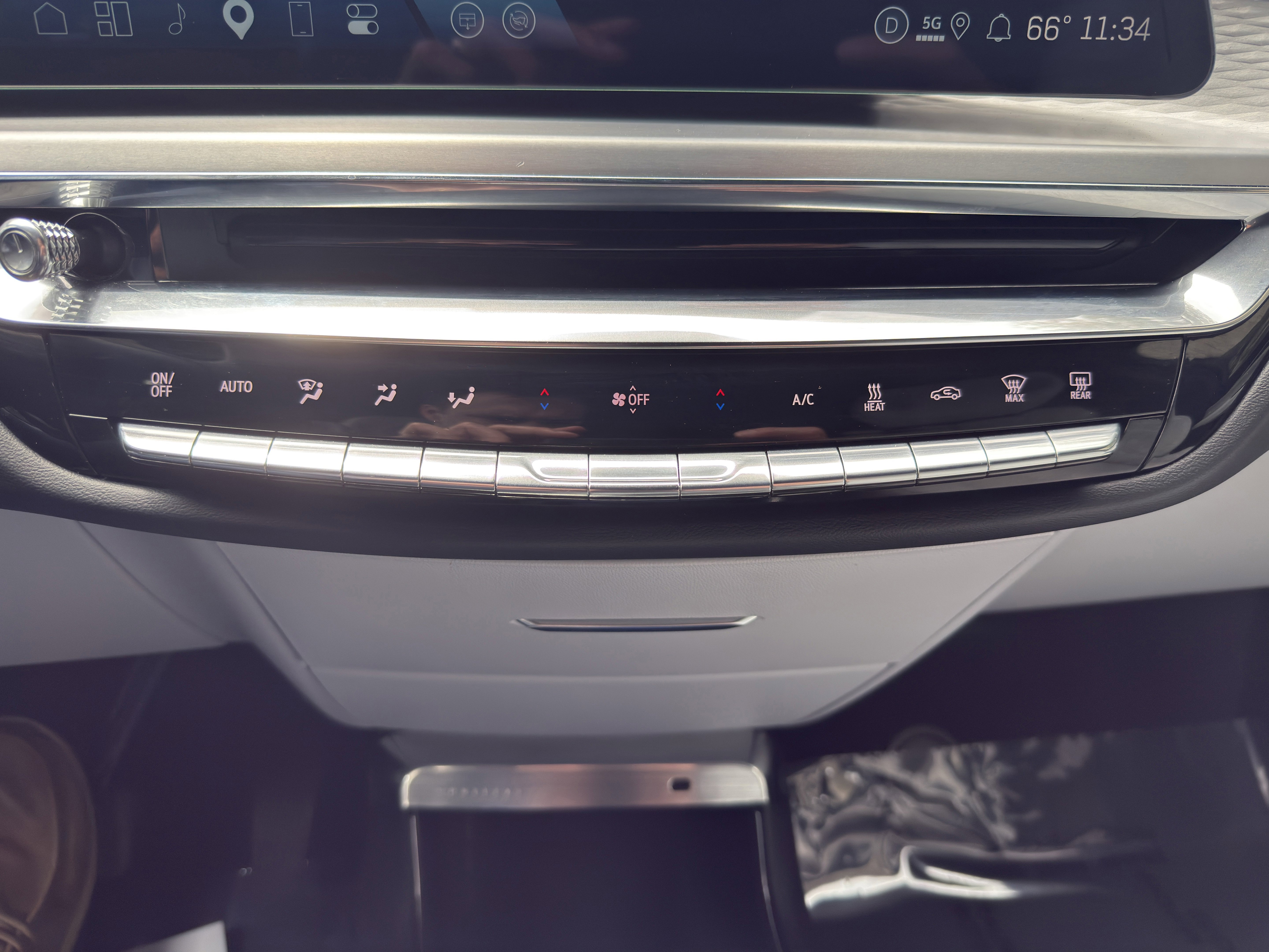 Used 2025 Cadillac Lyriq Luxury AWD/4WD image 16