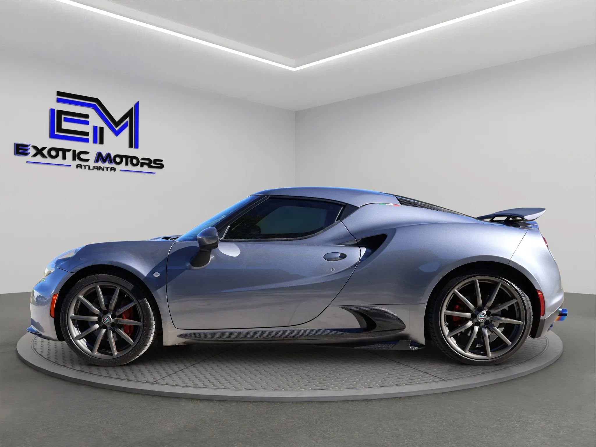 Used 2017 Alfa Romeo 4C Coupe RWD image 2