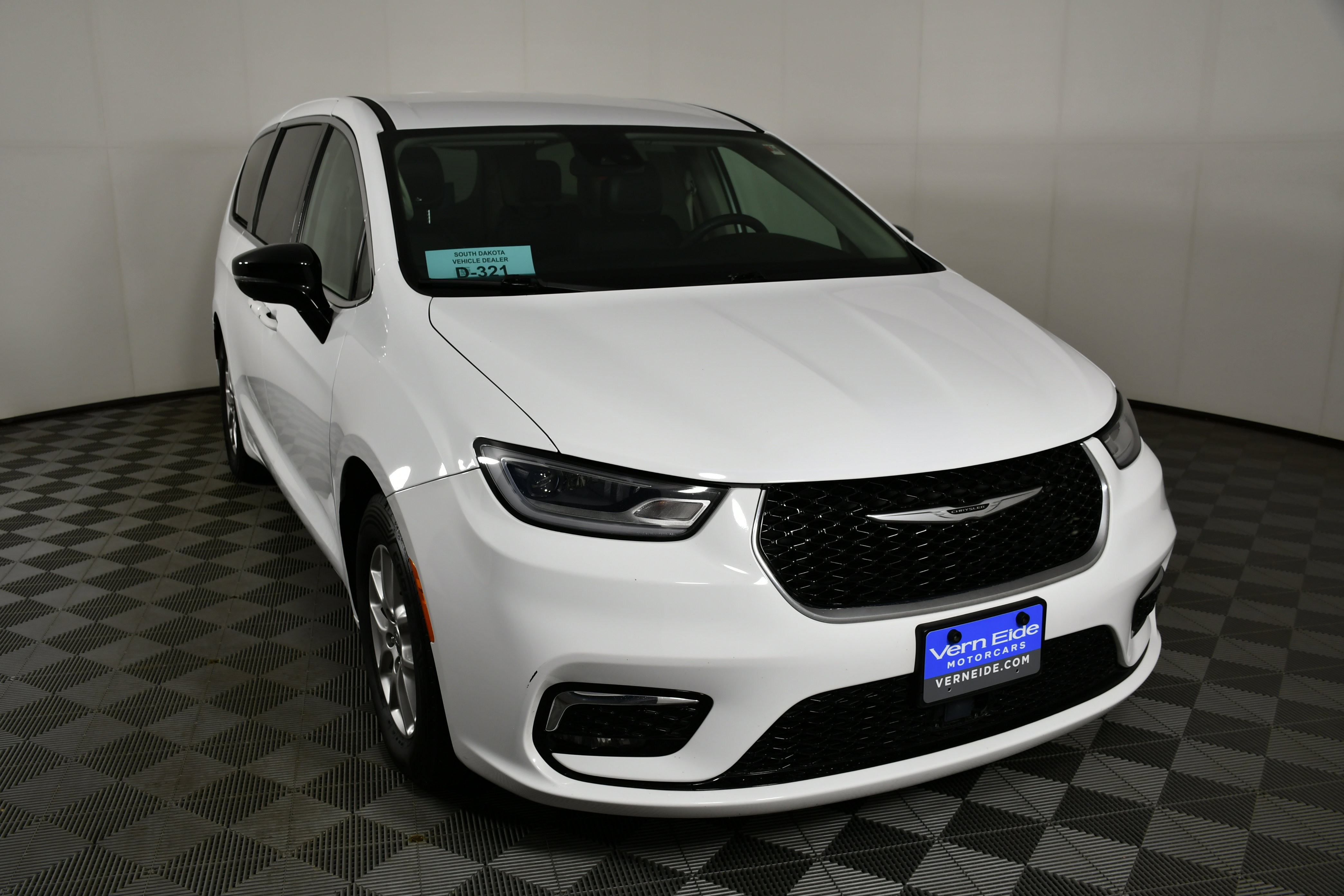 Used 2024 Chrysler Pacifica Touring-L image 3