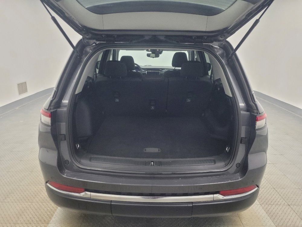 Used 2023 Jeep Grand Cherokee Laredo image 29