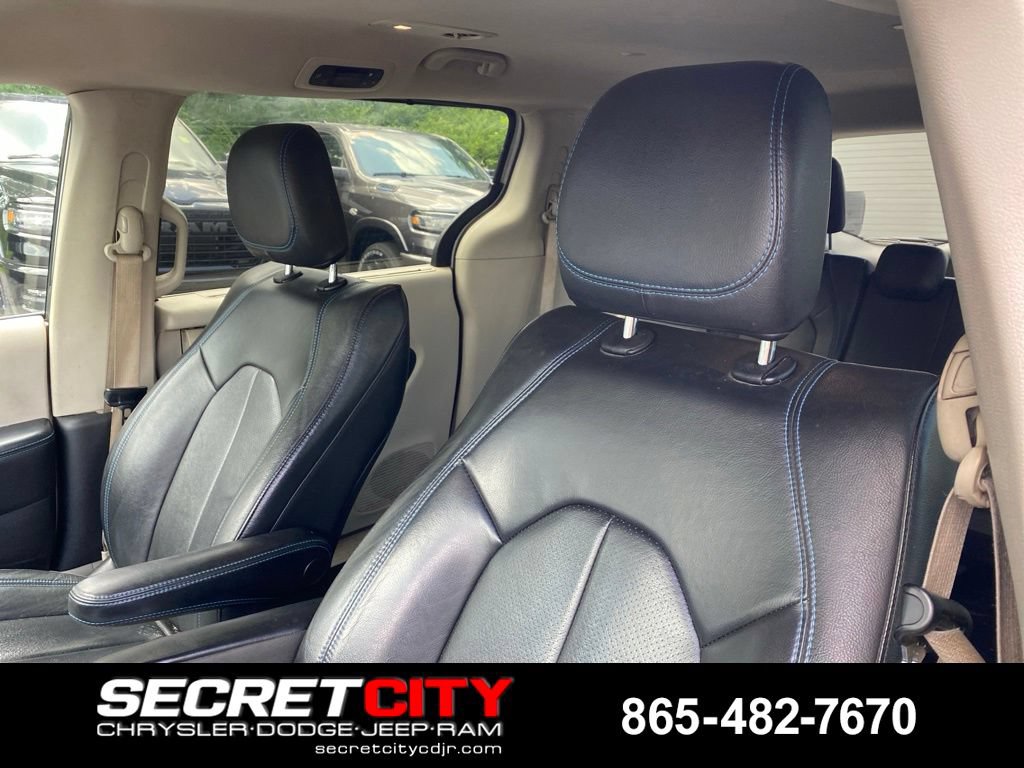 Used 2021 Chrysler Pacifica Touring-L FWD image 11