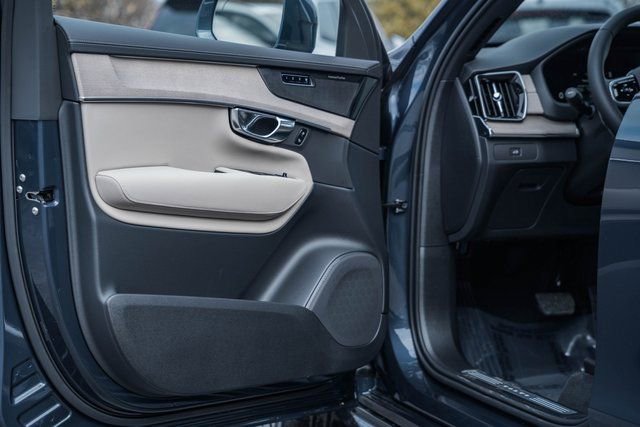 New 2026 Volvo XC90 B6 Plus w/ Protection Package Premier image 39