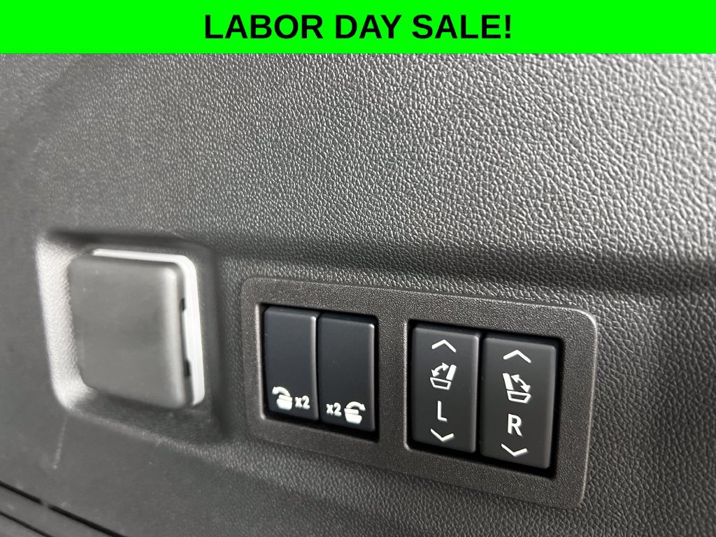 Used 2025 Chevrolet Tahoe Premier AWD/4WD image 16