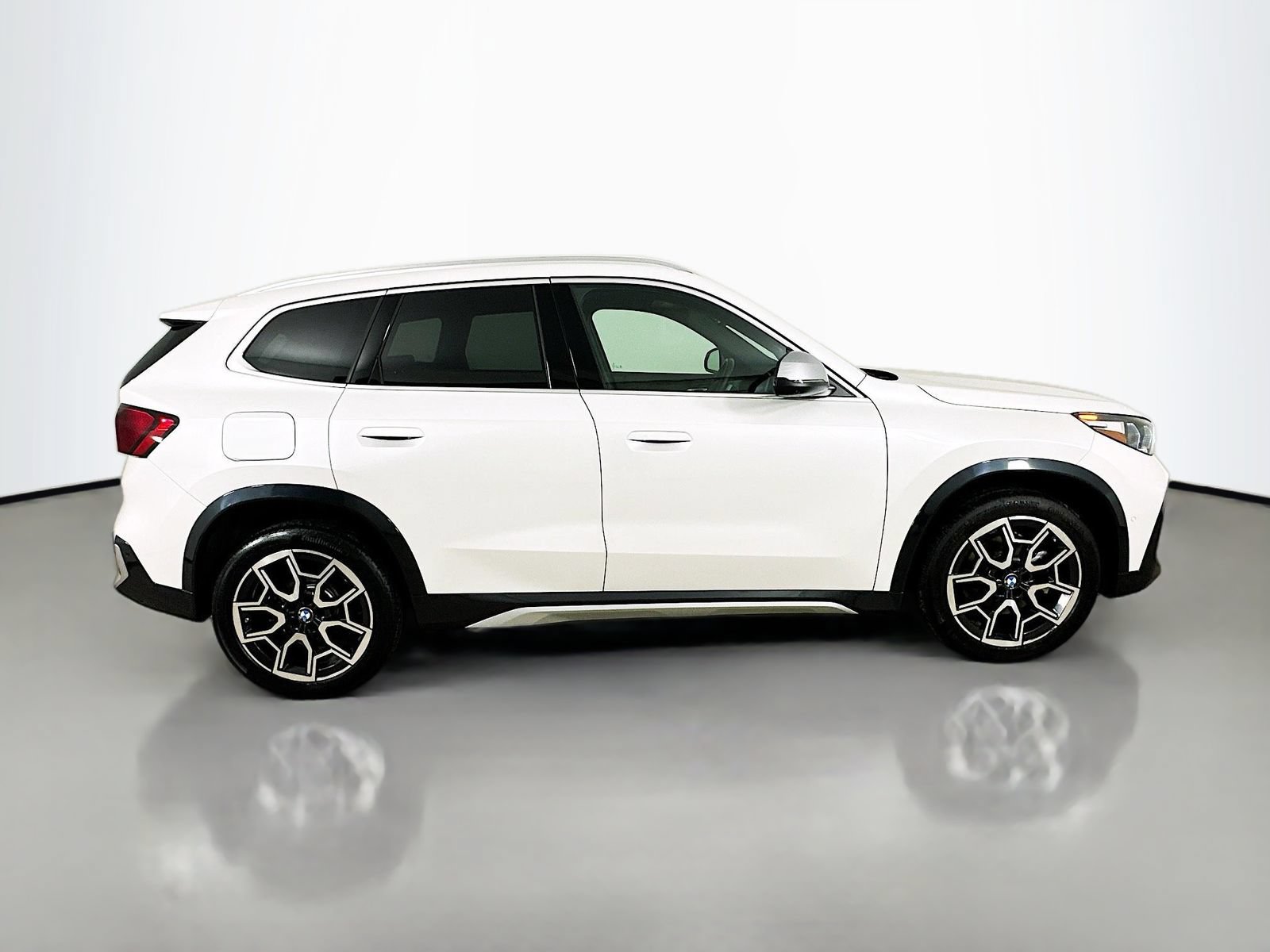 Used 2023 BMW X1 xDrive28i w/ Premium Package AWD/4WD image 4