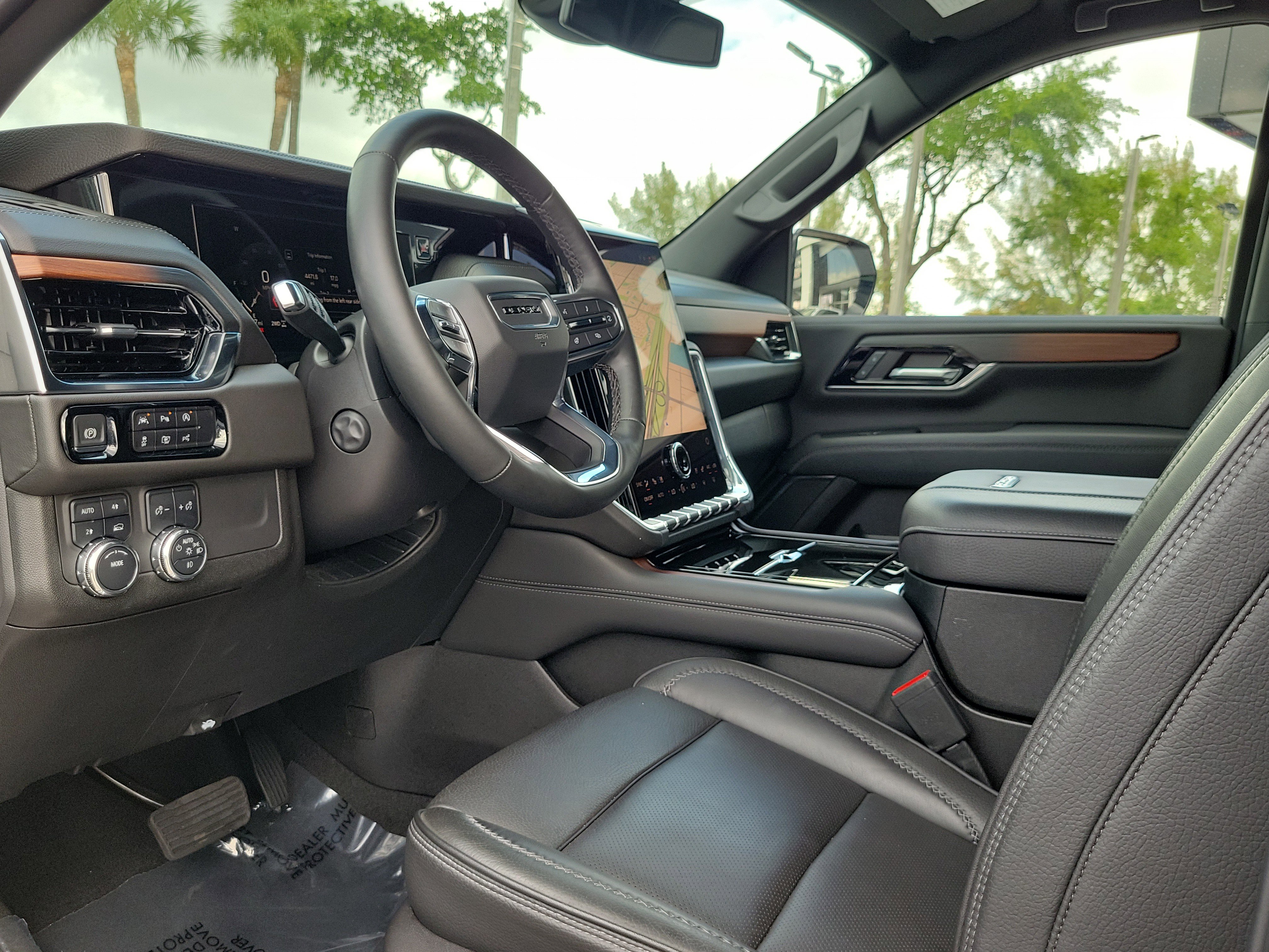 Used 2025 GMC Yukon XL Denali AWD/4WD image 9