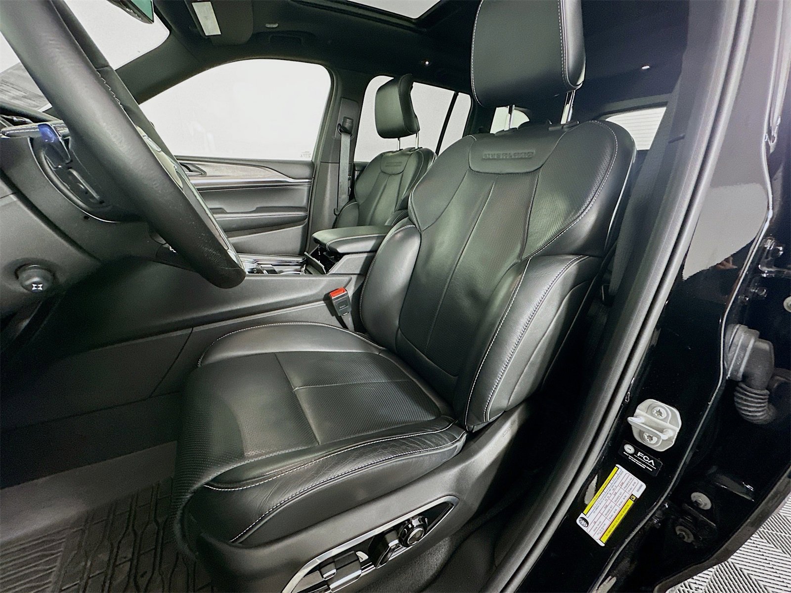 Used 2022 Jeep Grand Cherokee Overland w/ Luxury Tech Group IV image 22