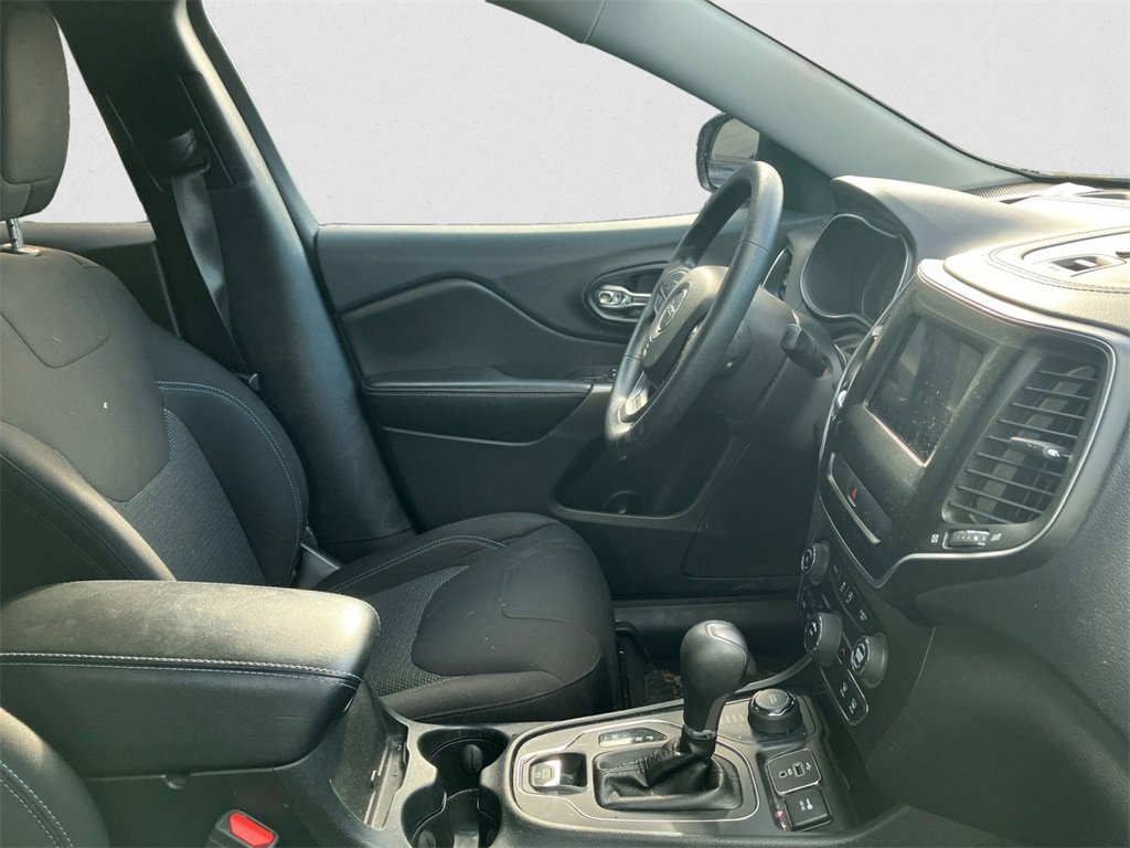 Used 2019 Jeep Cherokee Latitude w/ Popular Appearance Group image 10