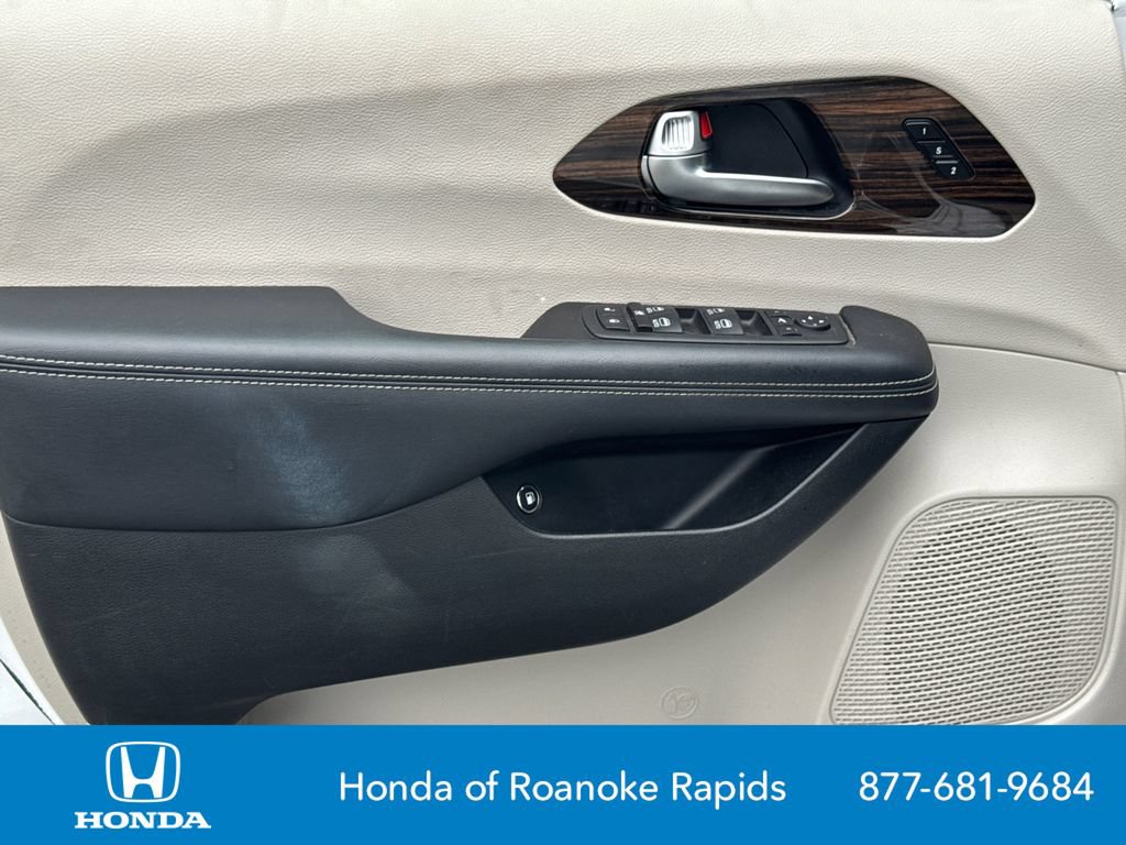 Used 2023 Chrysler Pacifica Limited FWD image 10
