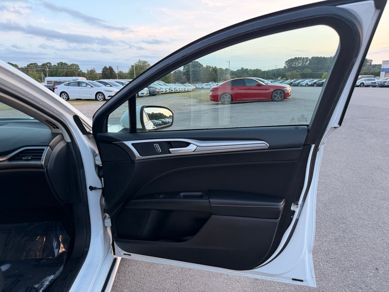 Used 2019 Ford Fusion SE FWD image 18