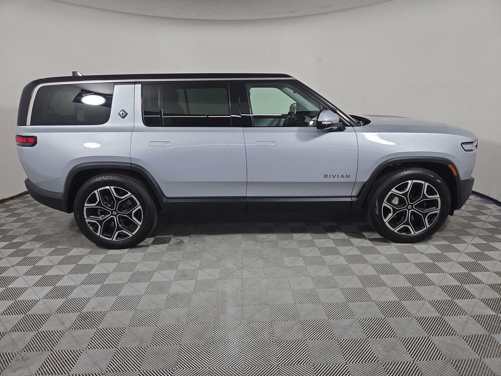 Used 2025 Rivian R1S Adventure AWD/4WD image 6