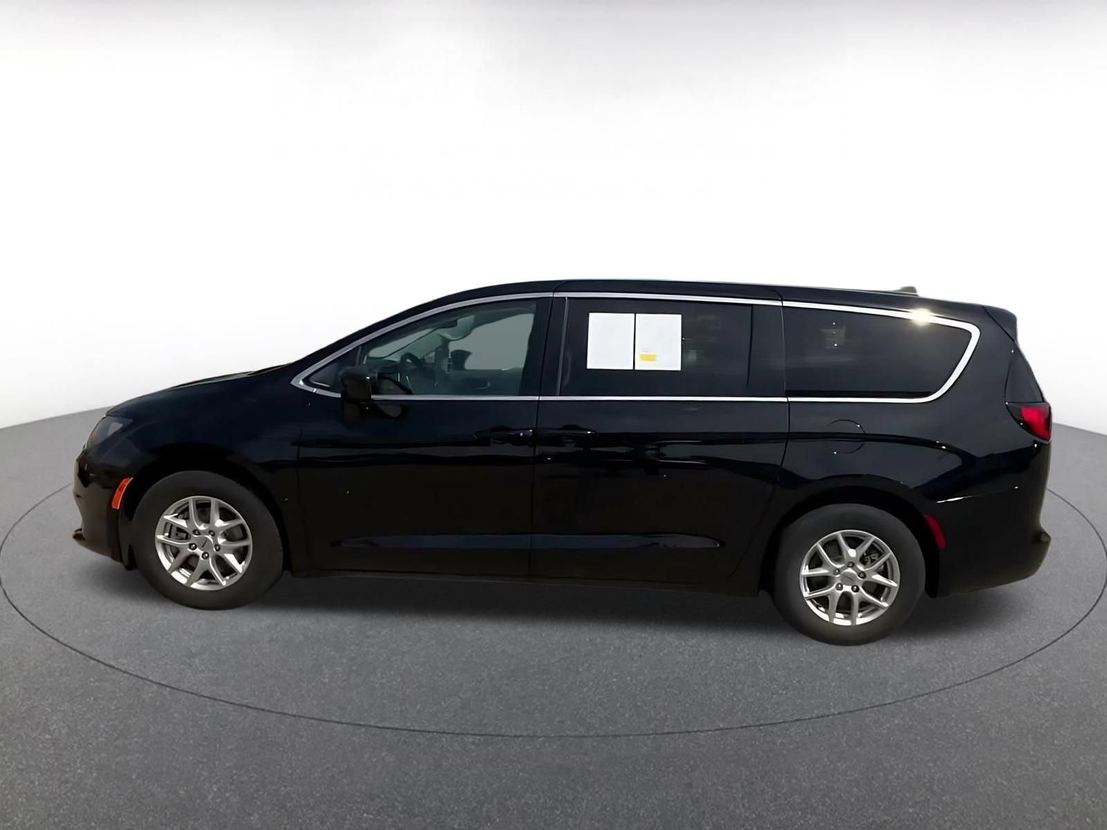 Used 2024 Chrysler Voyager LX FWD image 8
