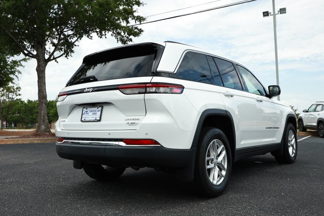 Used 2022 Jeep Grand Cherokee Laredo w/ Luxury Tech Group I AWD/4WD image 6