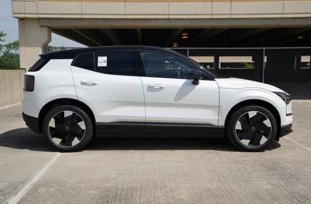 New 2025 Volvo EX30 Plus w/ Protection Package Premier image 3