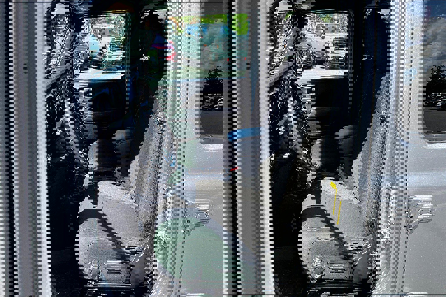 Used 2020 Jeep Wrangler Unlimited Sahara image 21