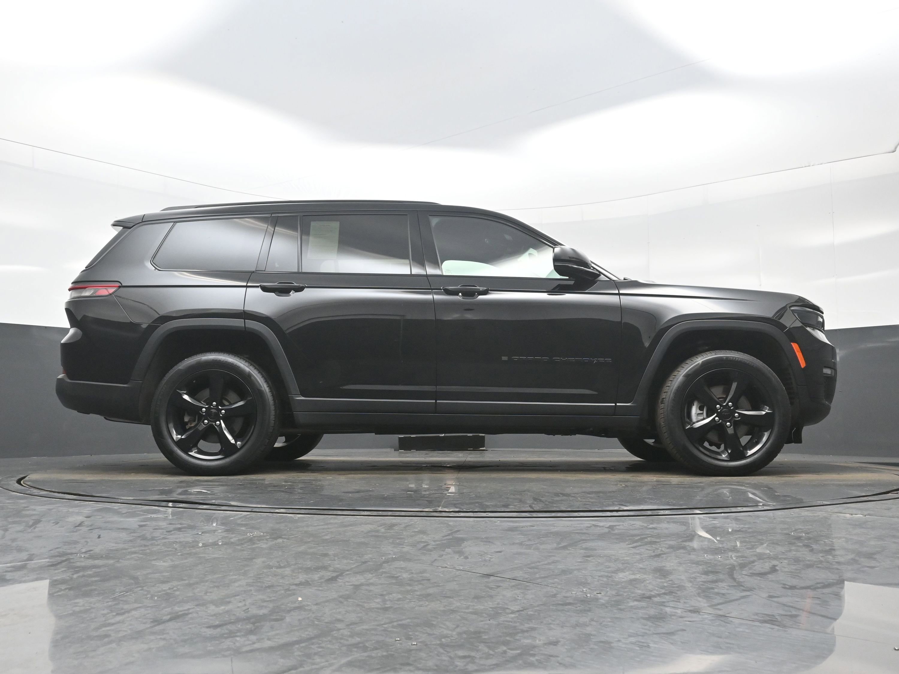 Used 2025 Jeep Grand Cherokee L Limited w/ Black Appearance Package image 31