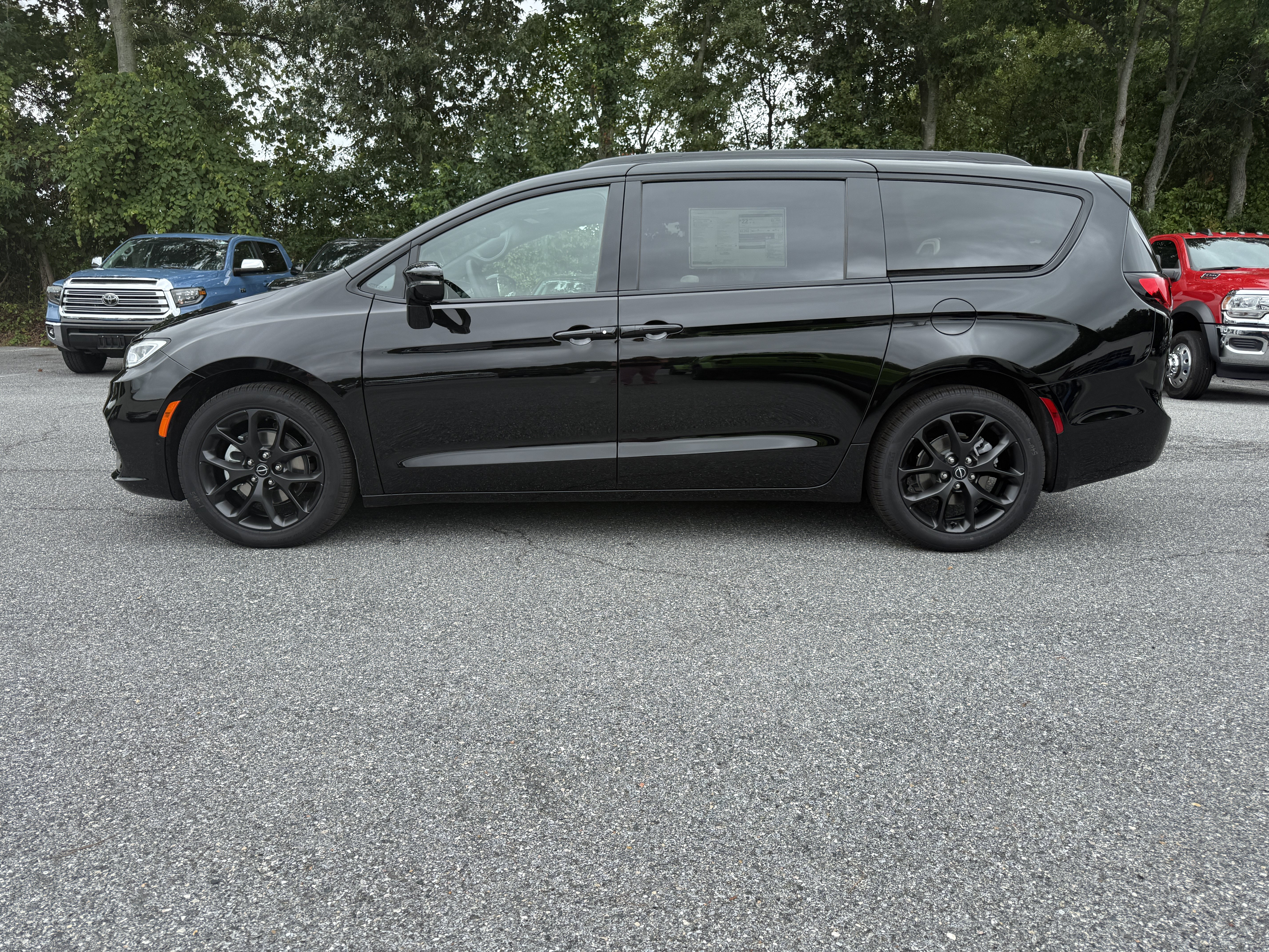 New 2026 Chrysler Pacifica Limited w/ S Appearance Package FWD image 4