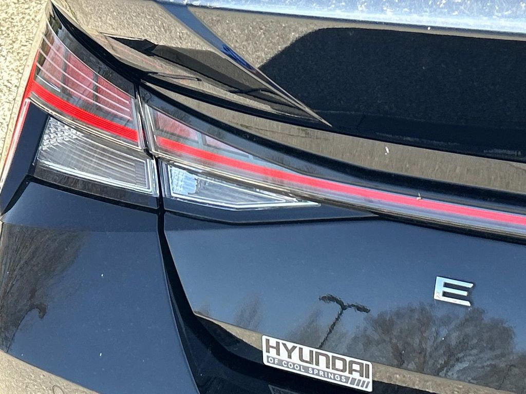 Used 2022 Hyundai Elantra Limited image 13