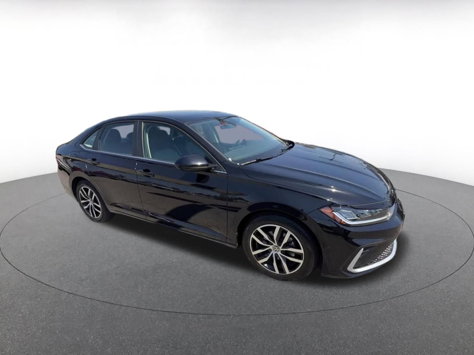 Used 2025 Volkswagen Jetta SE image 2