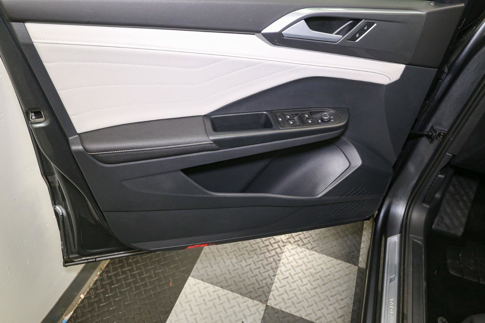 Used 2025 Volkswagen Taos SEL w/ Black Wheel Plus Package image 41