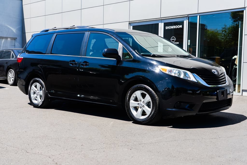 Used 2015 Toyota Sienna LE FWD image 1