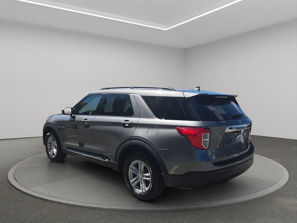Used 2024 Ford Explorer XLT AWD/4WD image 3