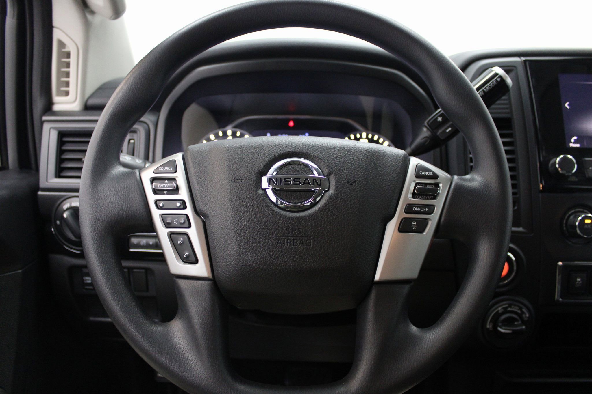 Used 2022 Nissan Titan SV image 32