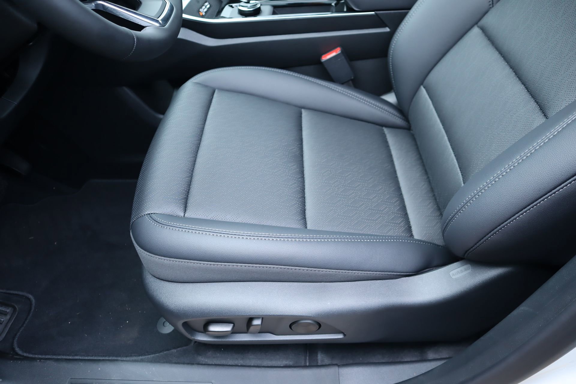 New 2026 Chevrolet Equinox LT w/ Convenience Package II FWD image 14