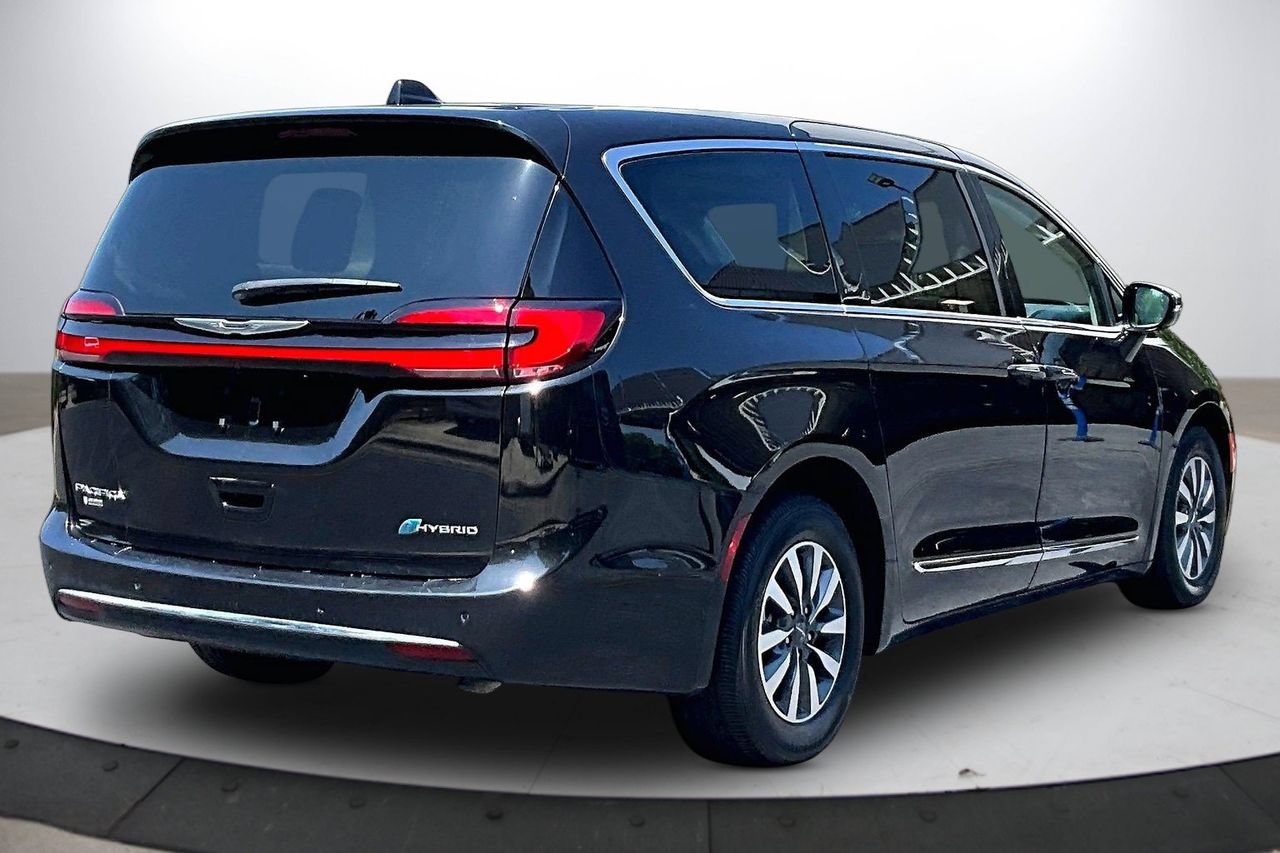 Used 2023 Chrysler Pacifica Limited FWD image 9