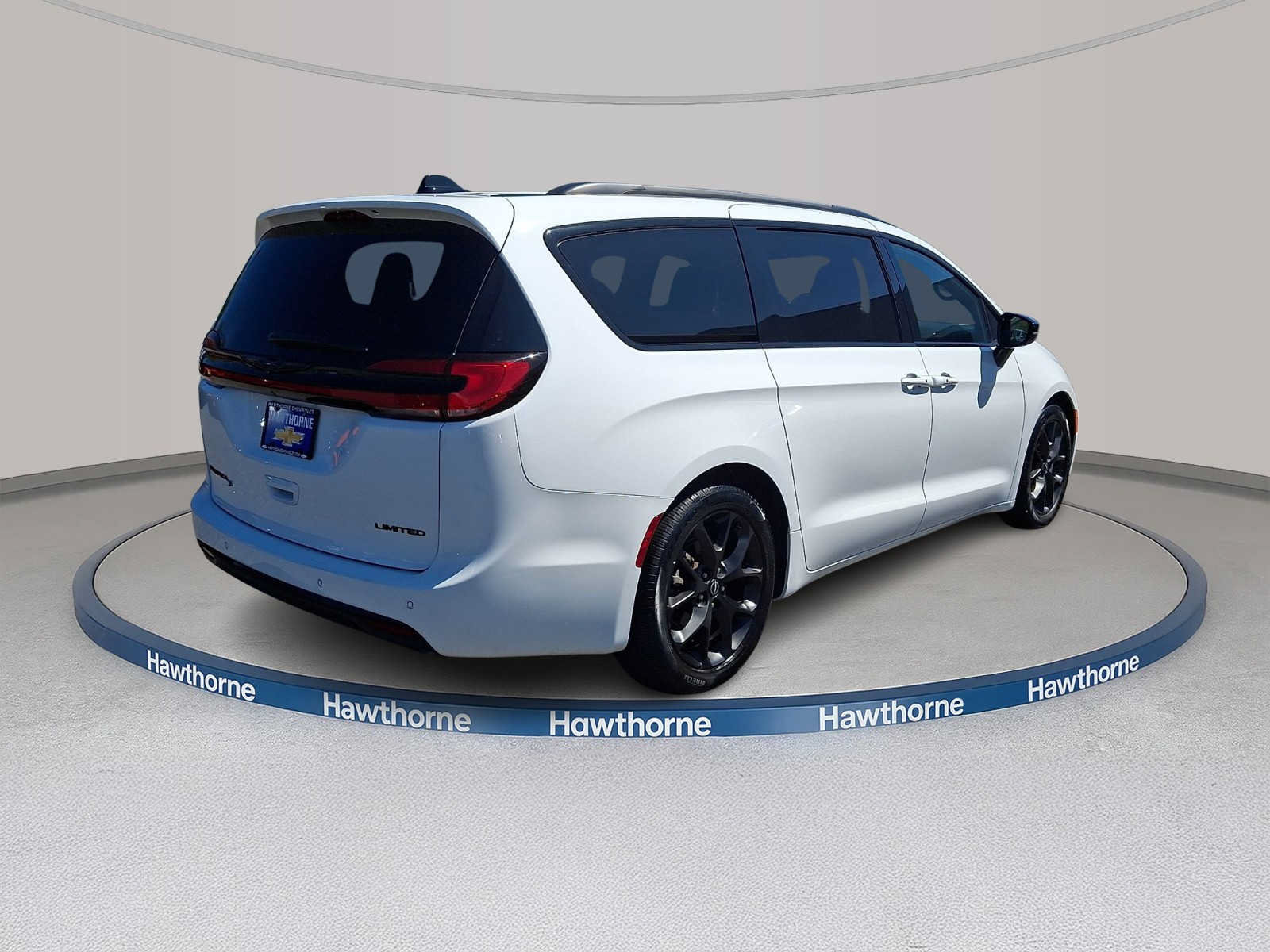 Used 2025 Chrysler Pacifica Limited FWD image 6