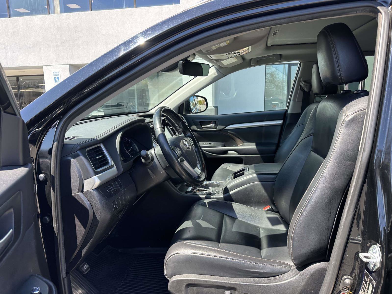 Used 2019 Toyota Highlander XLE AWD/4WD image 14