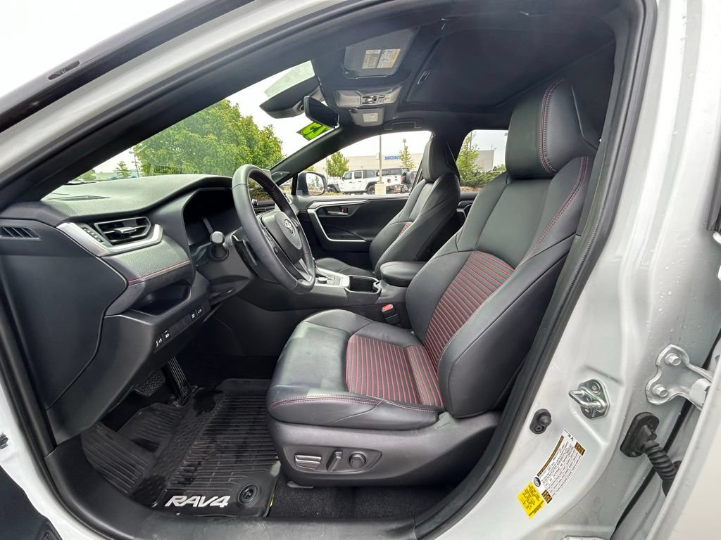 Used 2025 Toyota RAV4 XSE AWD/4WD image 12