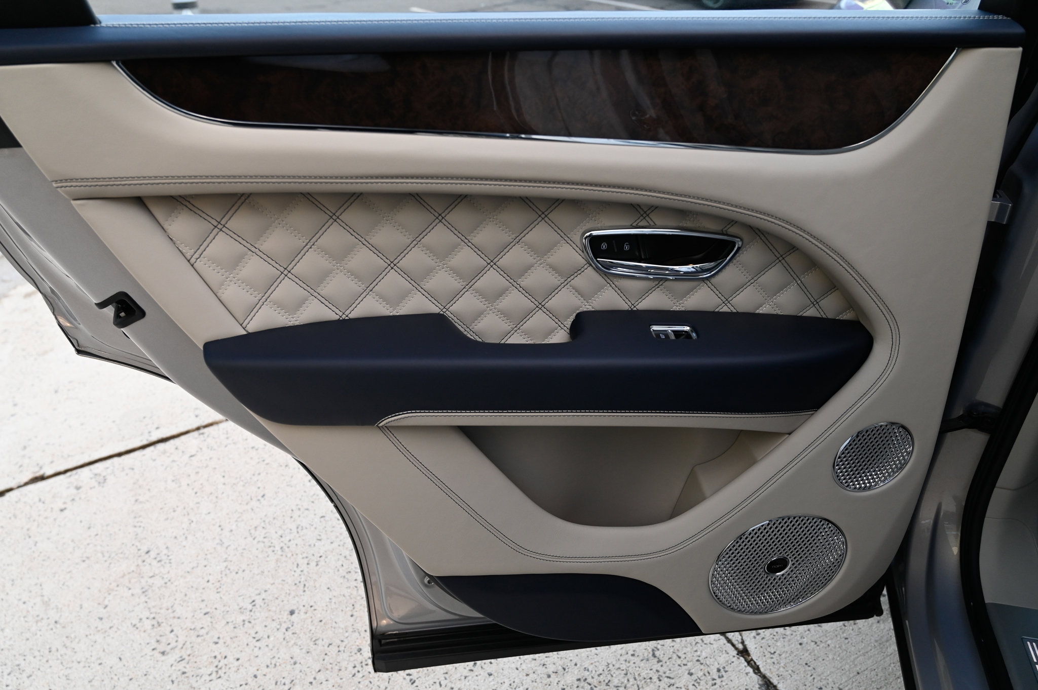 Used 2022 Bentley Bentayga image 39