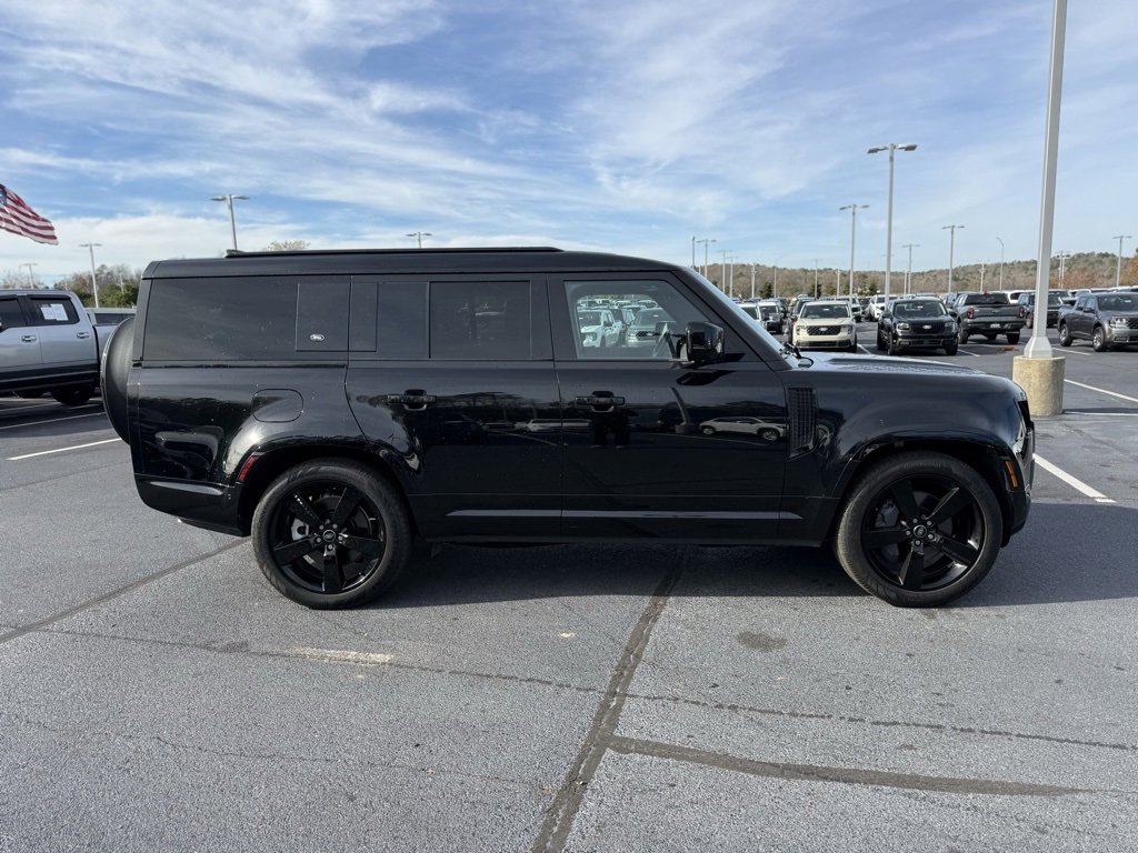 Used 2024 Land Rover Defender 130 X-Dynamic SE image 9
