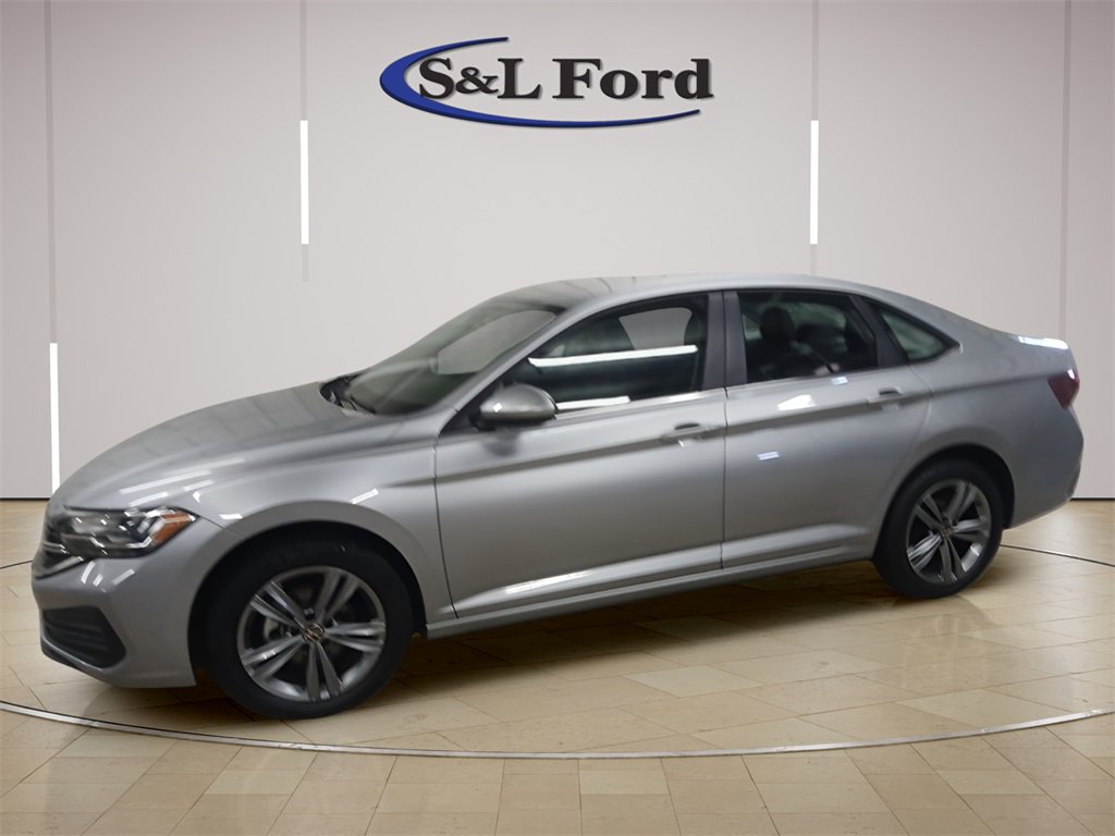 Used 2024 Volkswagen Jetta SE image 2