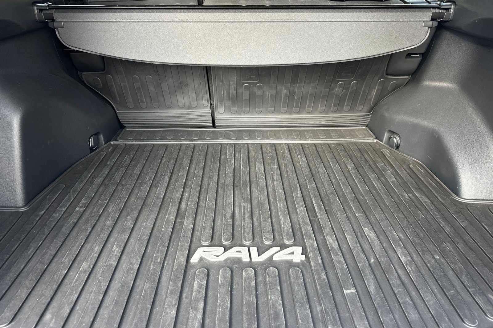 Used 2024 Toyota RAV4 SE image 17