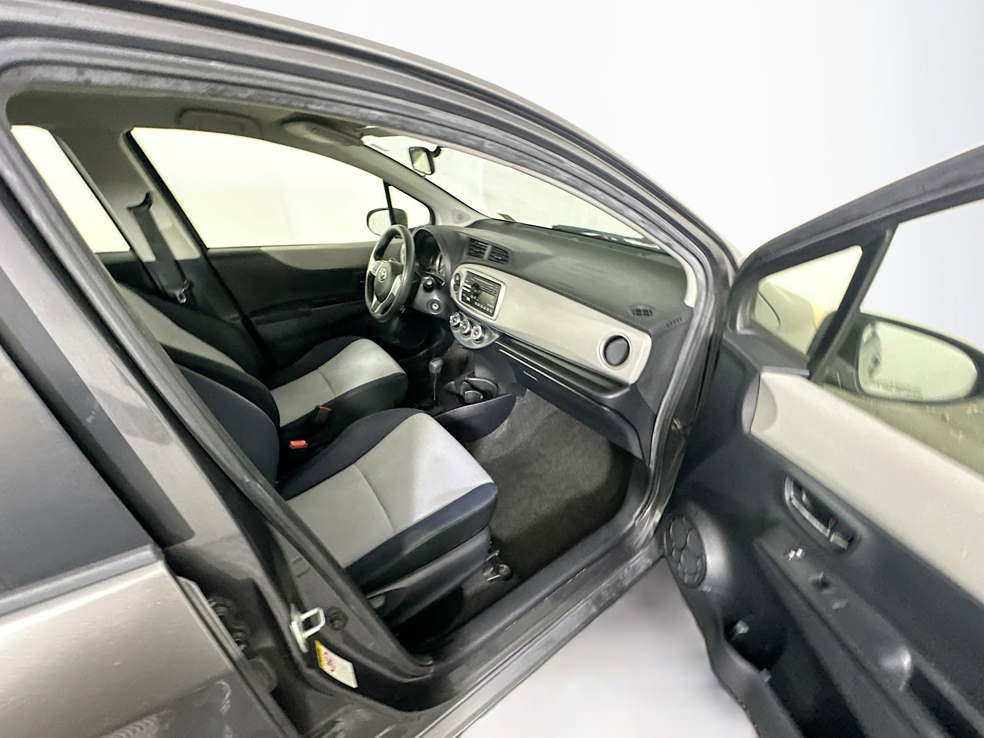 Used 2013 Toyota Yaris LE image 29