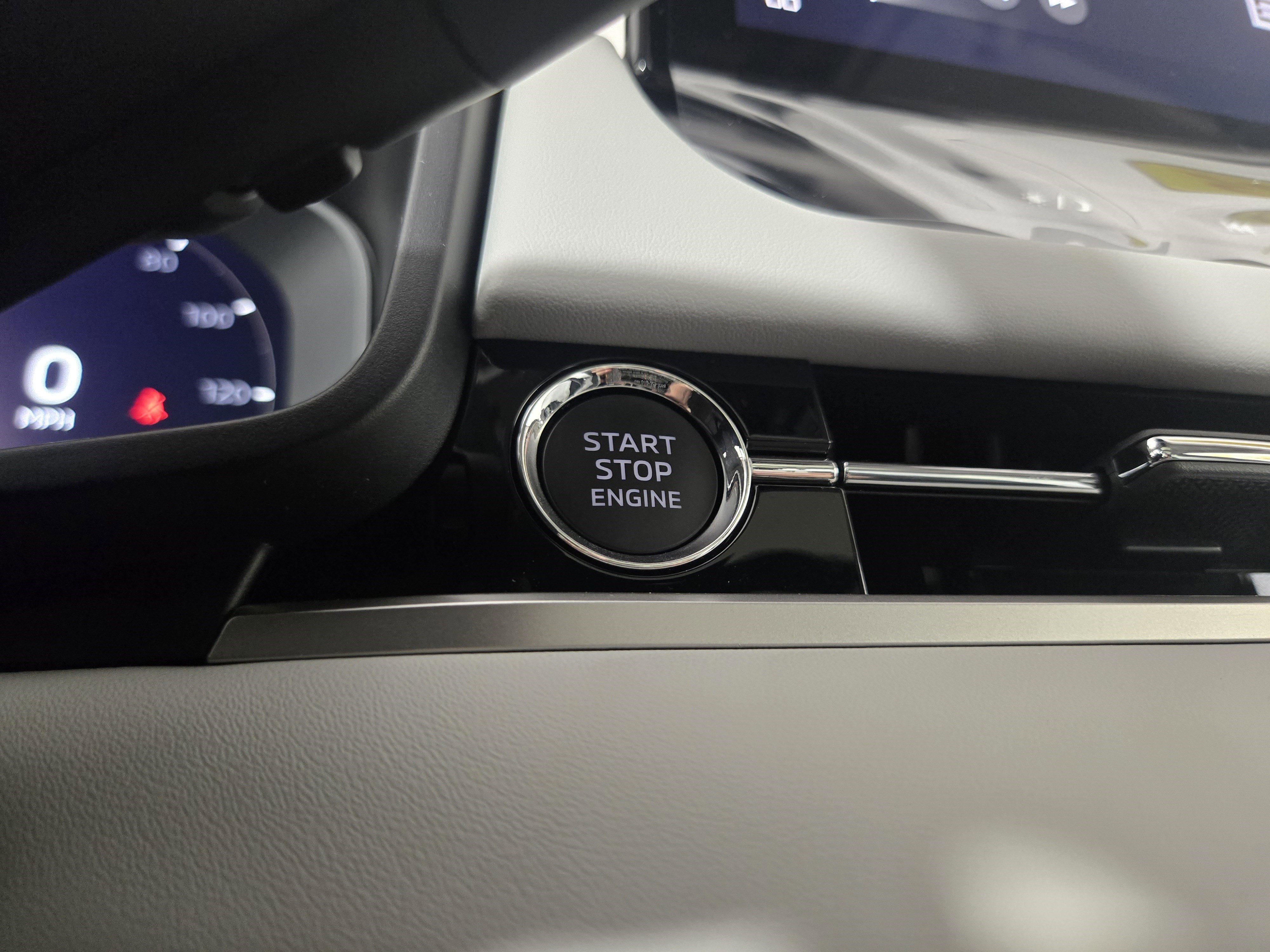 New 2025 Mitsubishi Outlander SE image 26