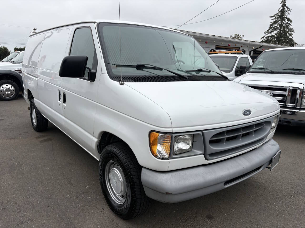 Used 1999 Ford E-150 and Econoline 150 RWD image 2