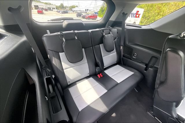 Used 2024 Ford Explorer XLT w/ Equipment Group 202A AWD/4WD image 26