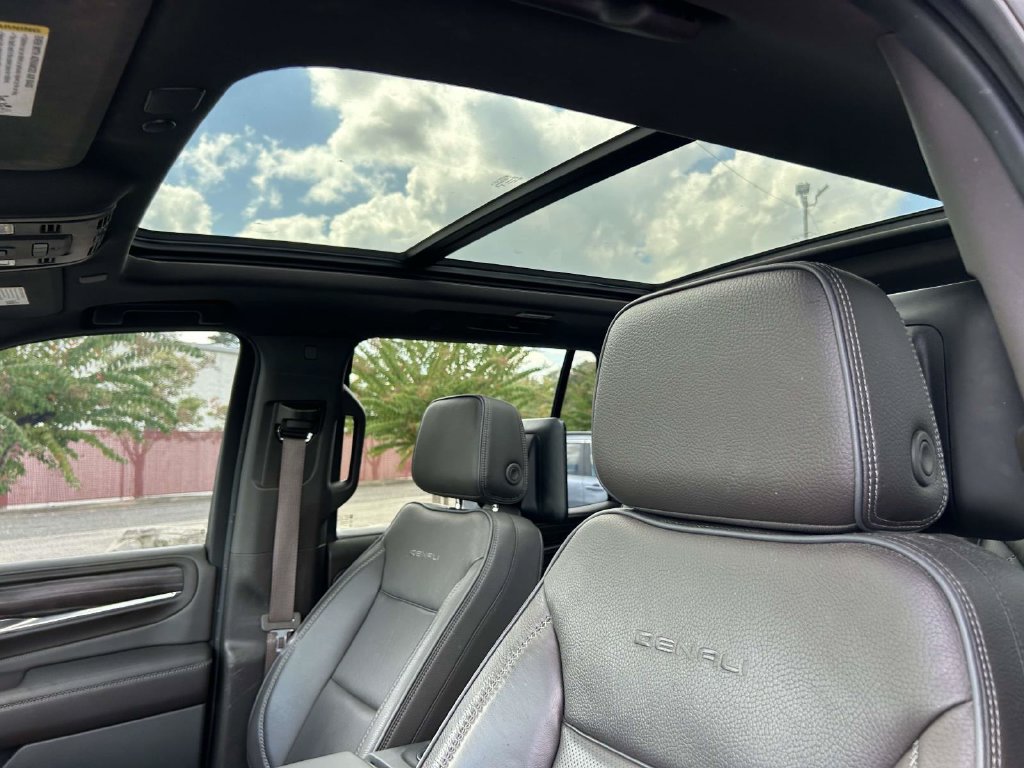 Used 2023 GMC Yukon Denali w/ Denali Reserve Package RWD image 13