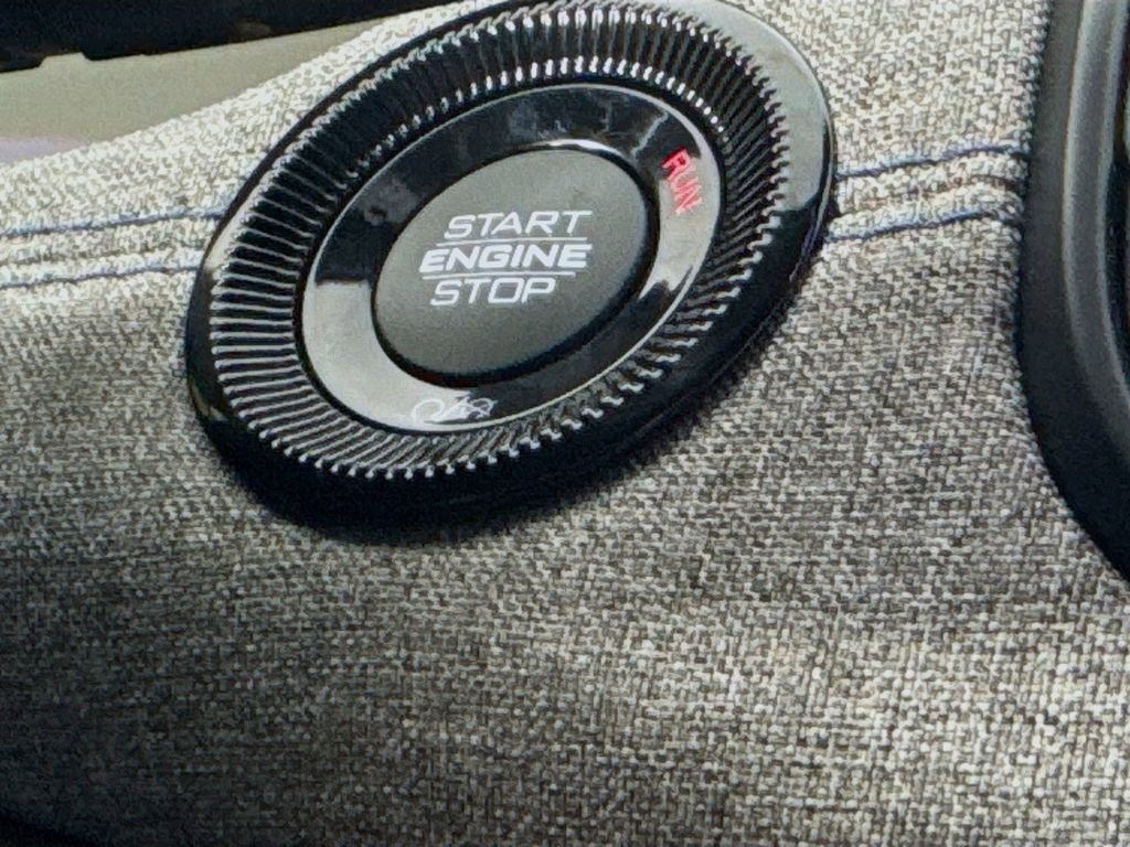 Used 2025 Jeep Compass Latitude image 18