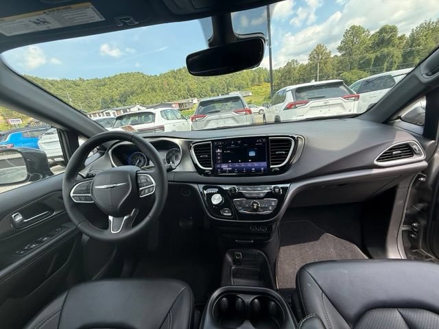 Used 2025 Chrysler Pacifica Select FWD image 6