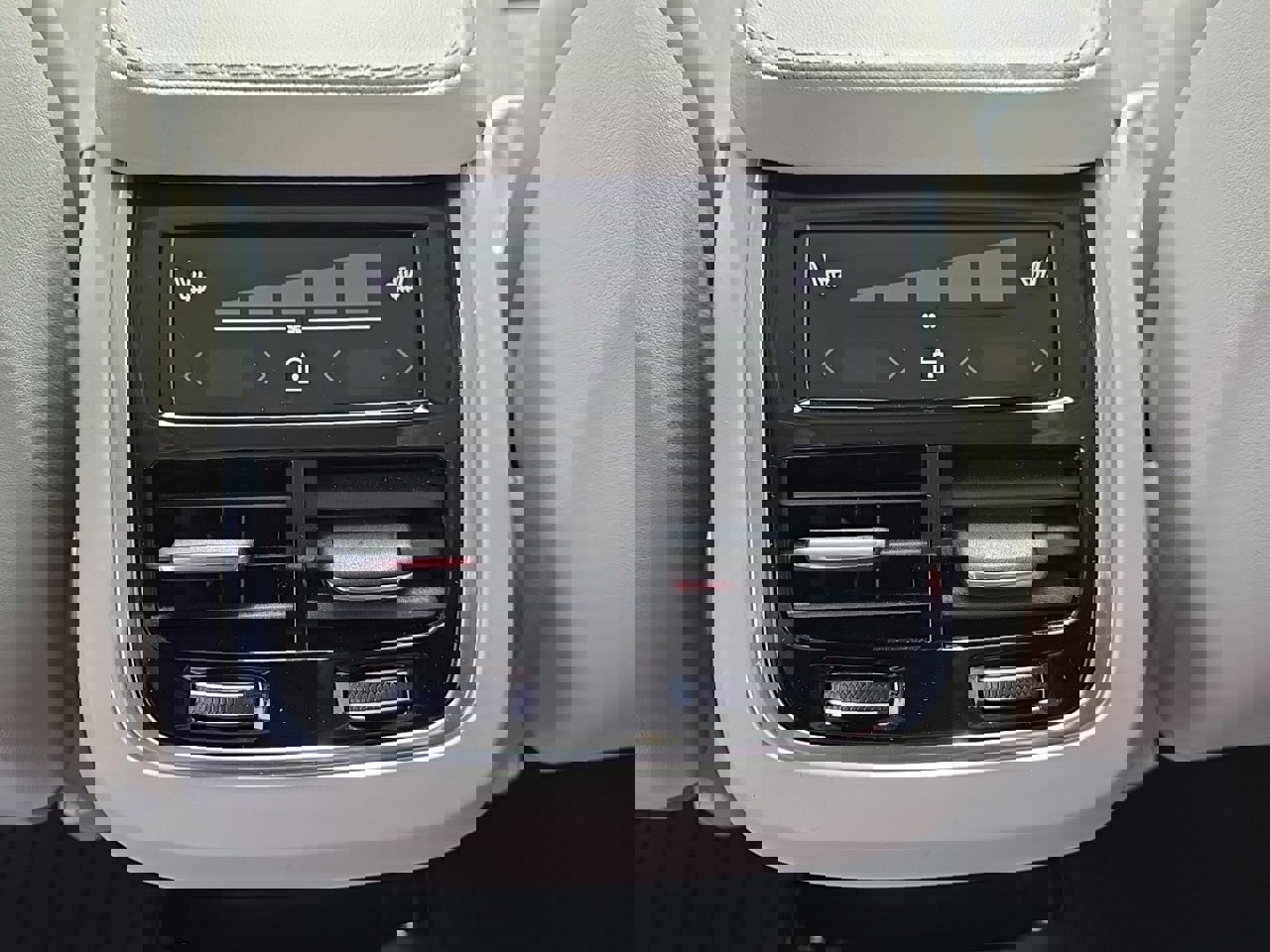 Used 2025 Volvo XC90 B6 Ultra w/ Protection Package Premier image 31