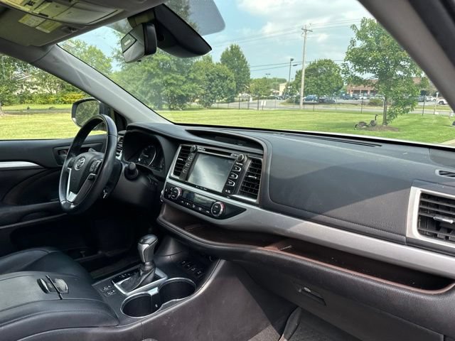 Used 2019 Toyota Highlander XLE AWD/4WD image 29