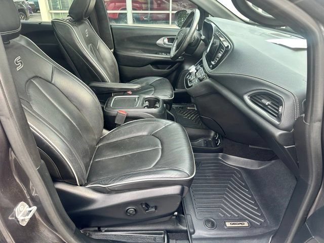 Used 2019 Chrysler Pacifica Limited w/ S Appearance Package FWD image 11