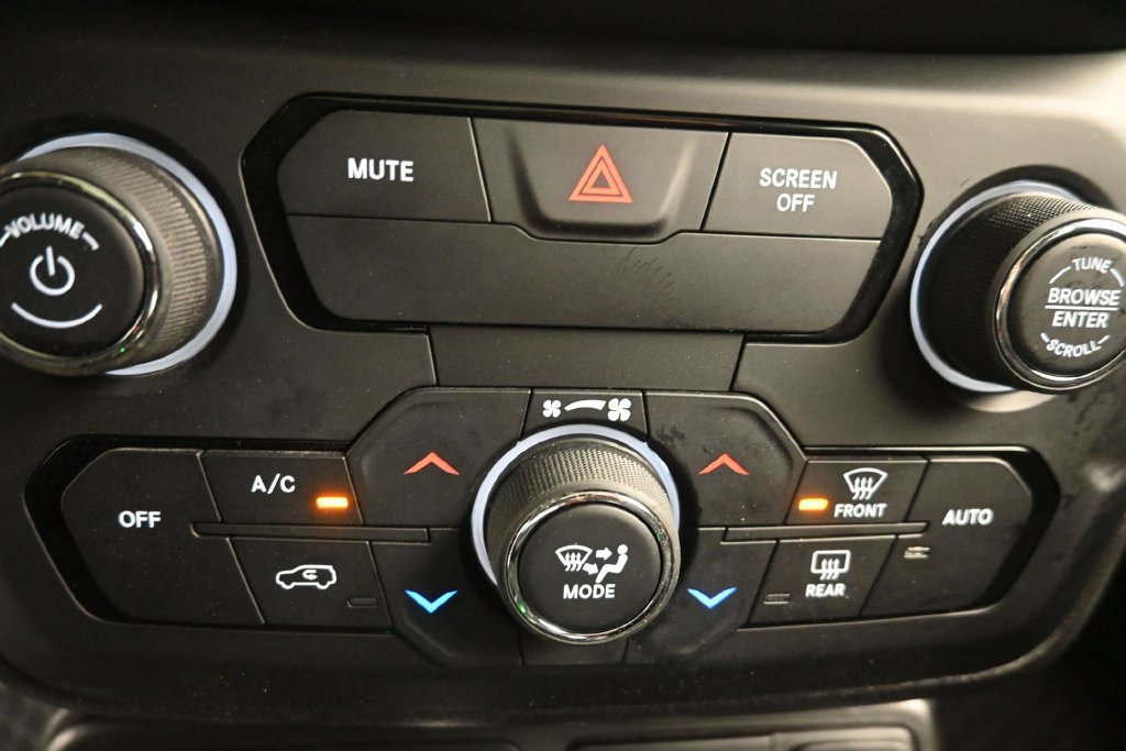 Used 2018 Jeep Renegade Latitude w/ Cold Weather Group AWD/4WD image 20